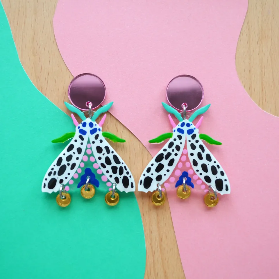 BooandBooFactory Black and White Spotted Moth øredobber akryl svart hvit