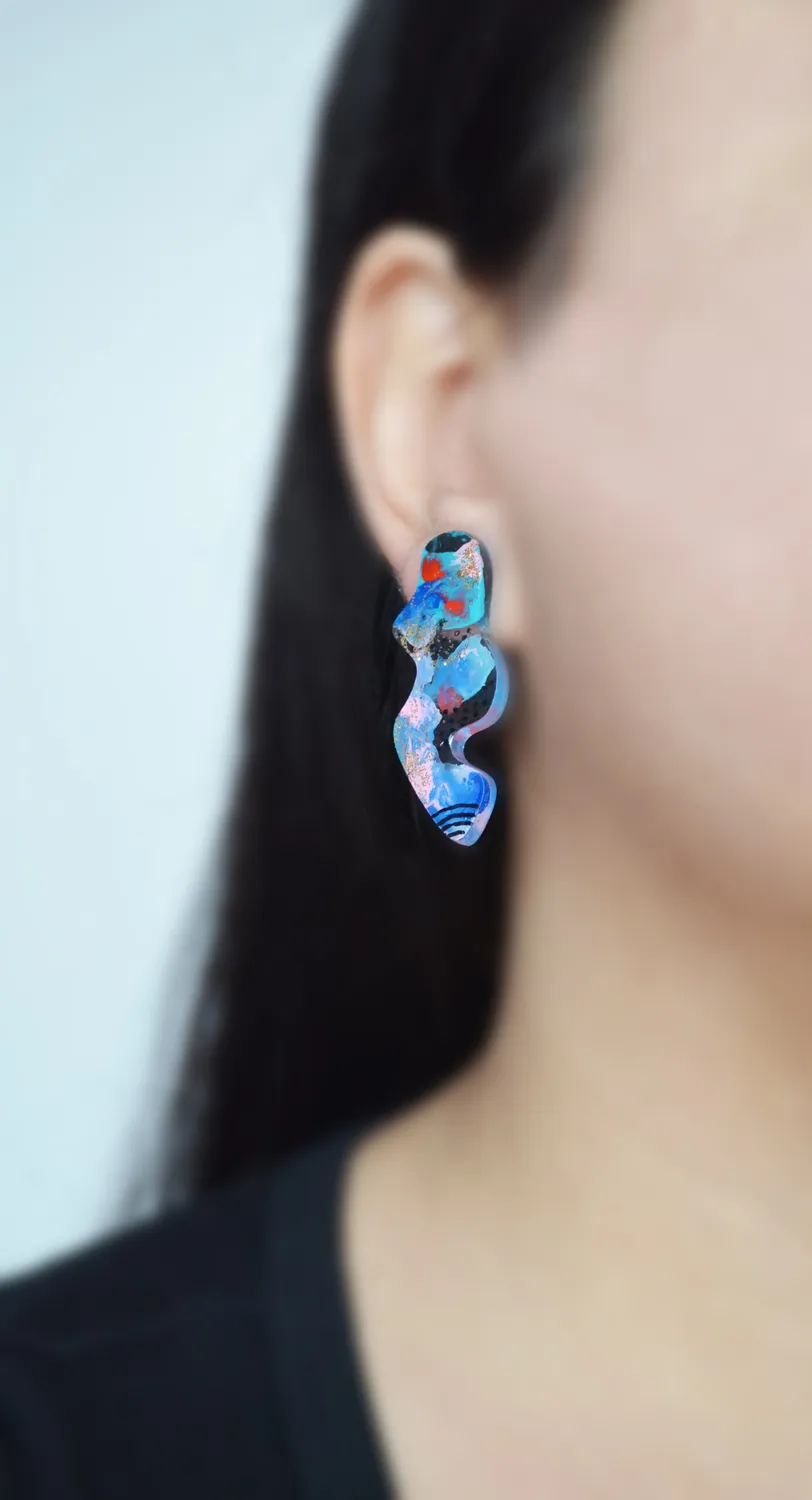 BooandBooFactory Blue Red Abstract Wavy Squiggle Resin Stud øredobber