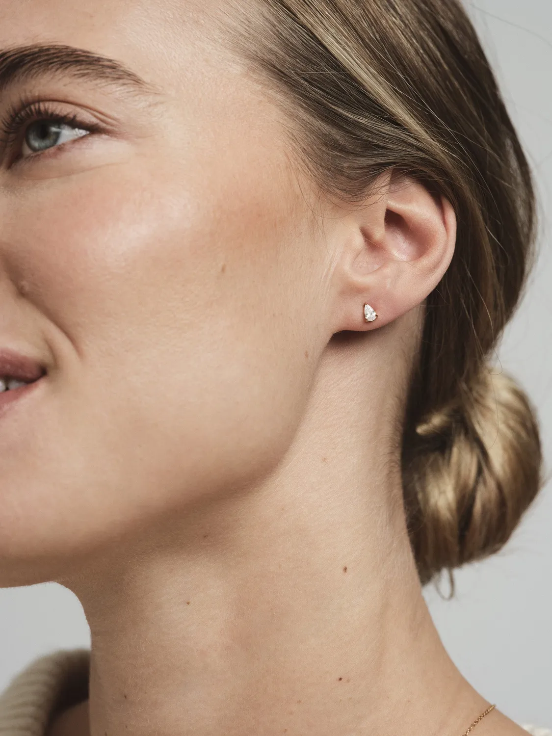 Mockberg Belle White Small Studs øredobber gull hvit