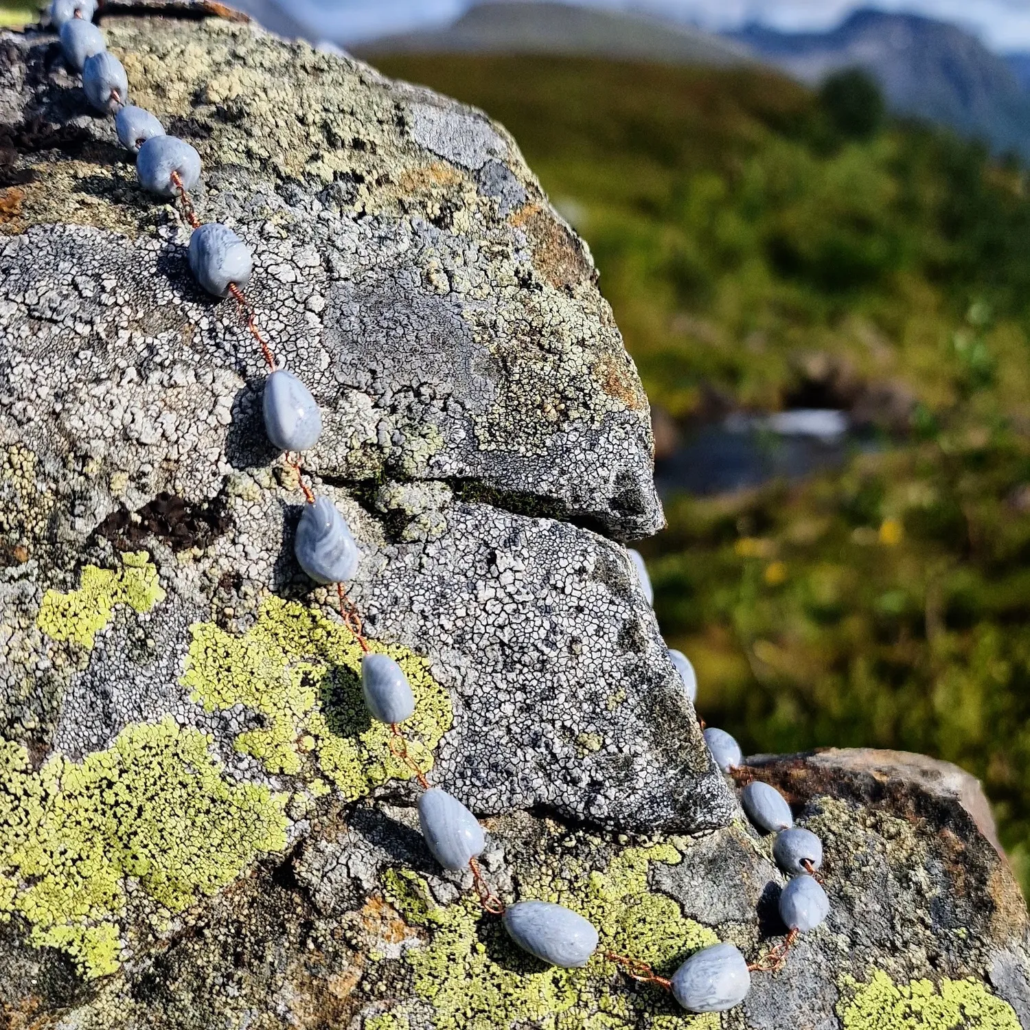 Kunstnerbonden Tinderangler halskjede grå perler