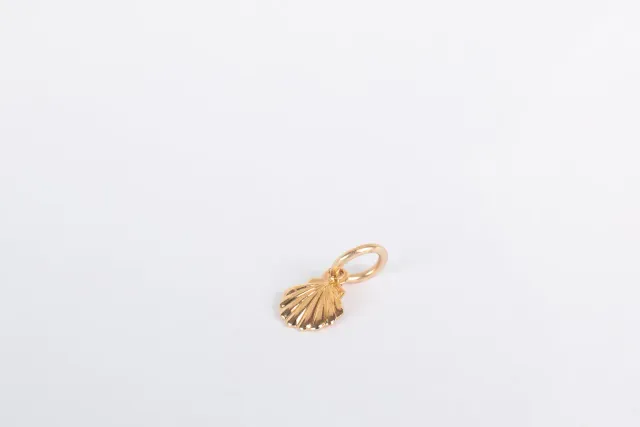 Eremis Coquillette charm skjell anheng 18 karat gull