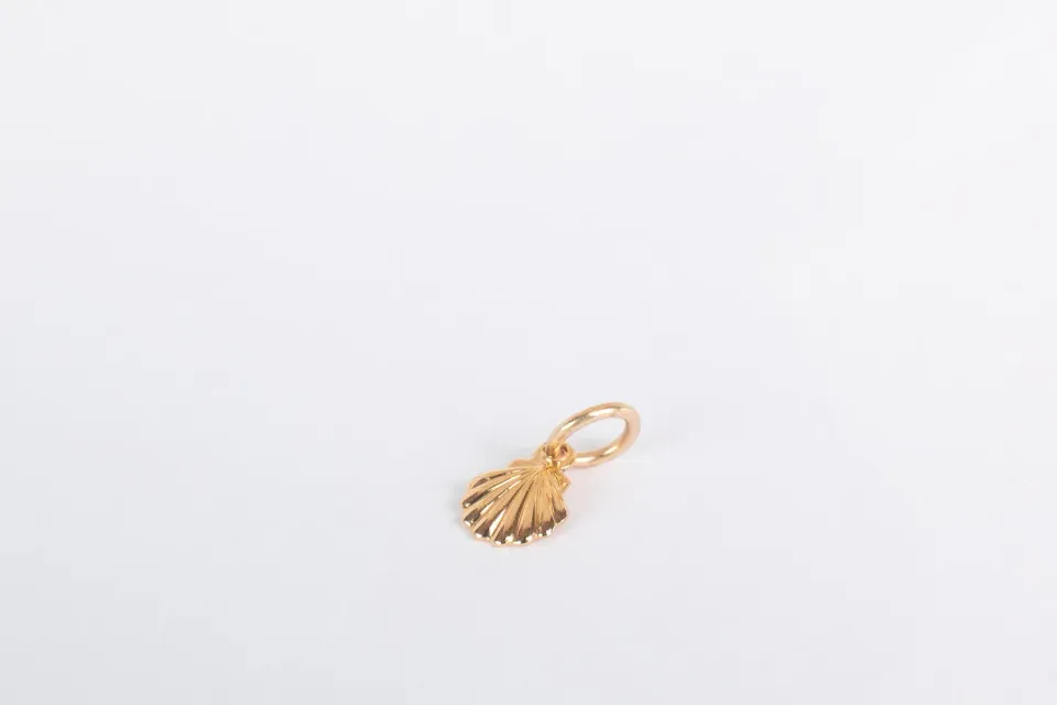 Eremis Coquillette charm skjell anheng 18 karat gull