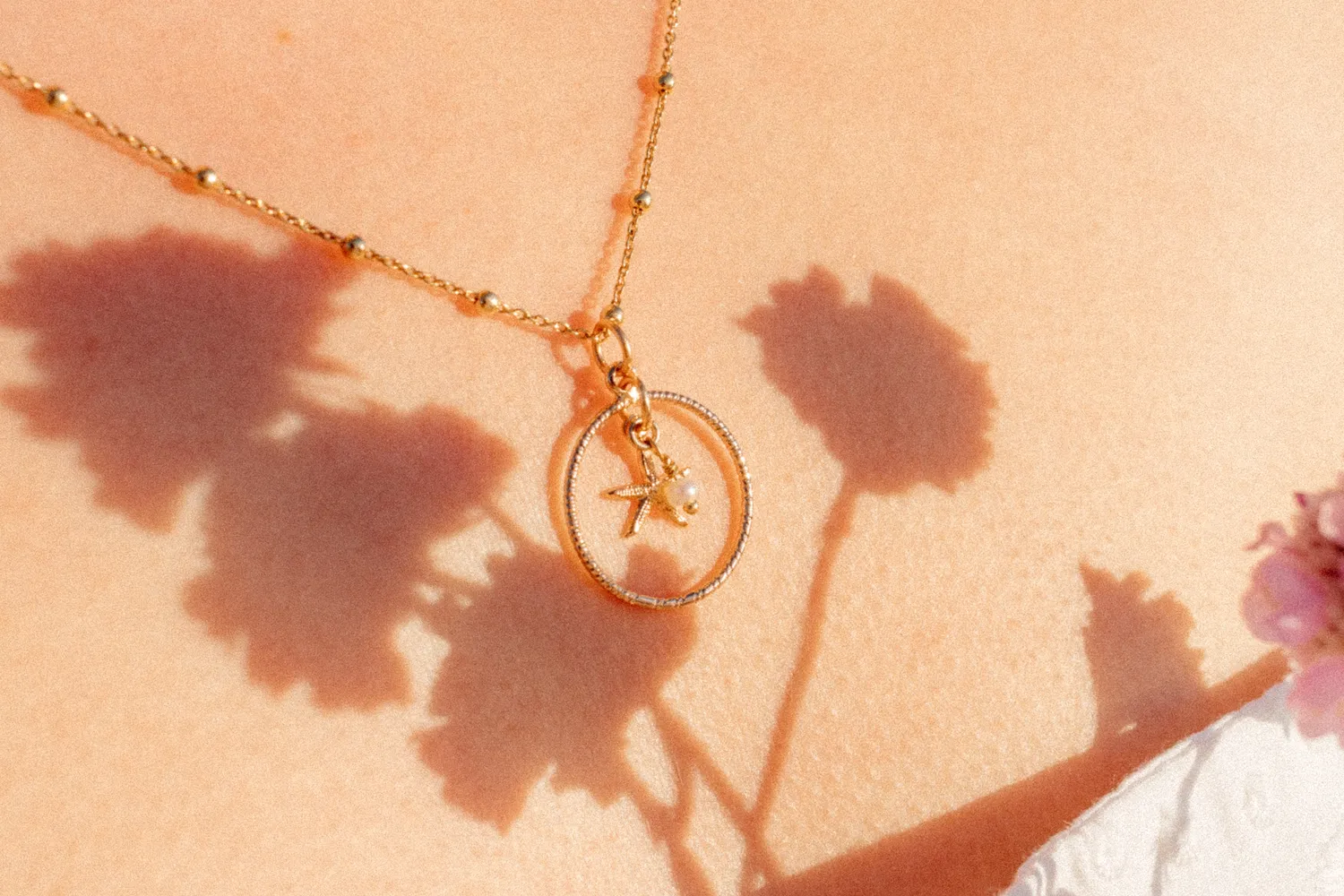 Eremis Sirklette charm 18 karat gull anheng