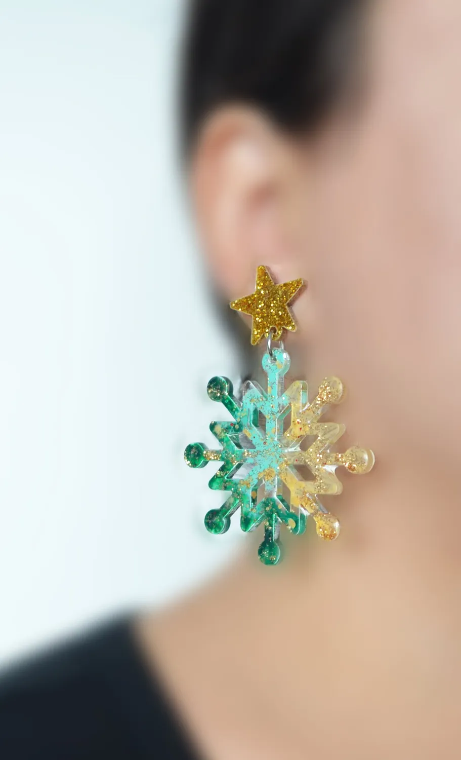BooandBooFactory Snowflake øredobber akryl smaragd-gull