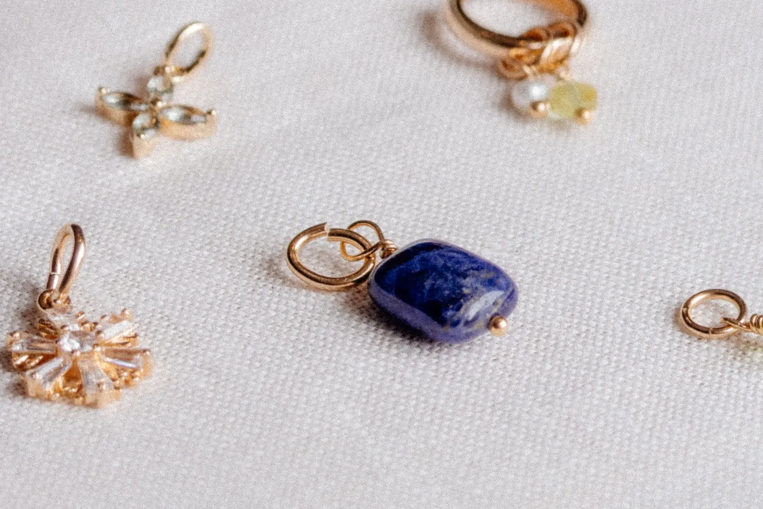 Eremis Charm anheng lapis lazuli 18k gull