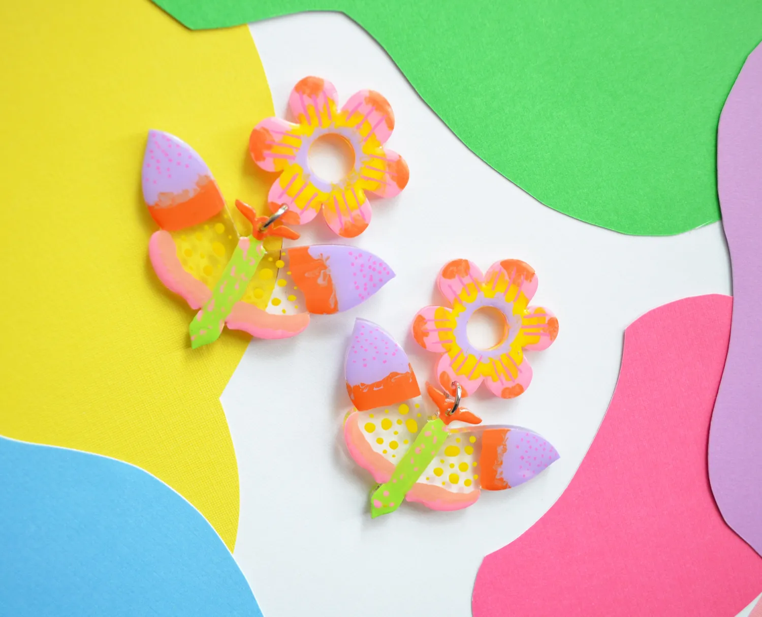 BooandBooFactory Mod Butterfly akryl øredobber rosa gul