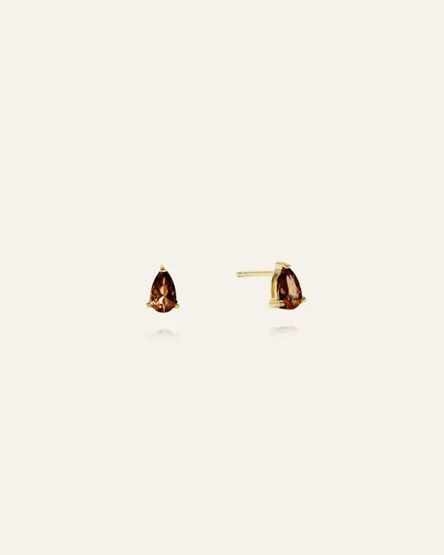 Mockberg Belle Pear Studs øredobber gull kaffe 5x3 mm
