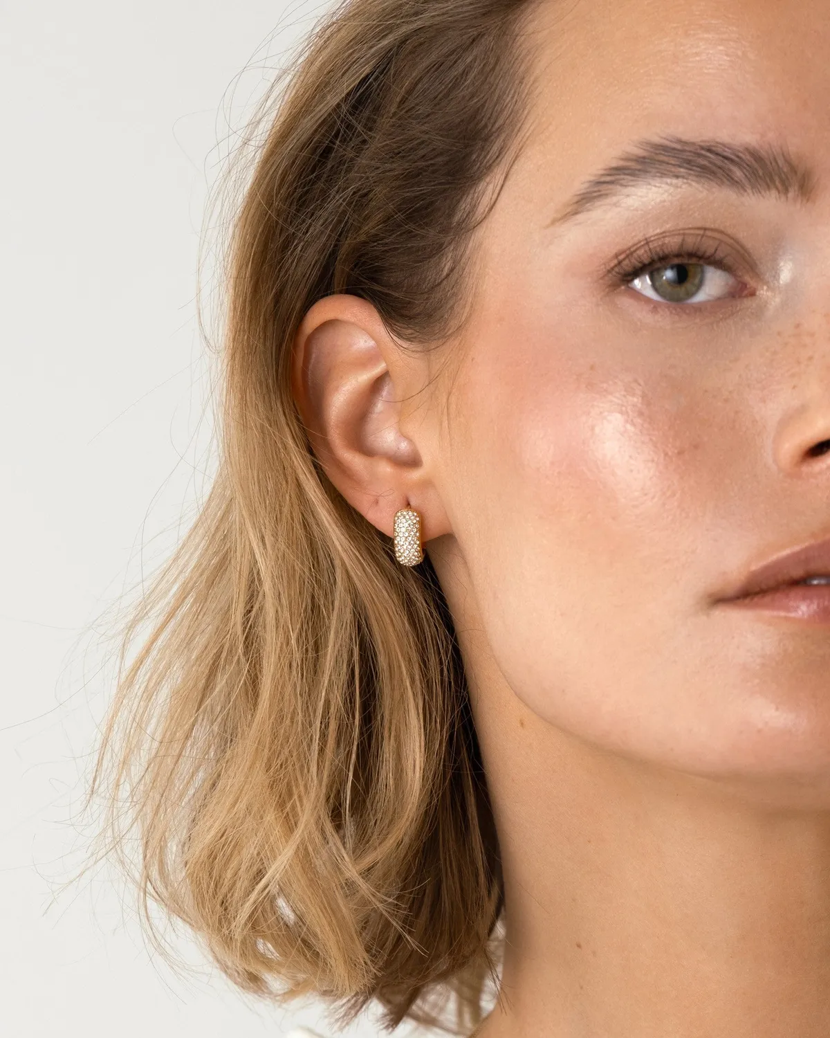 Mockberg Amour Hoops Small øredobber gull 14 mm stein