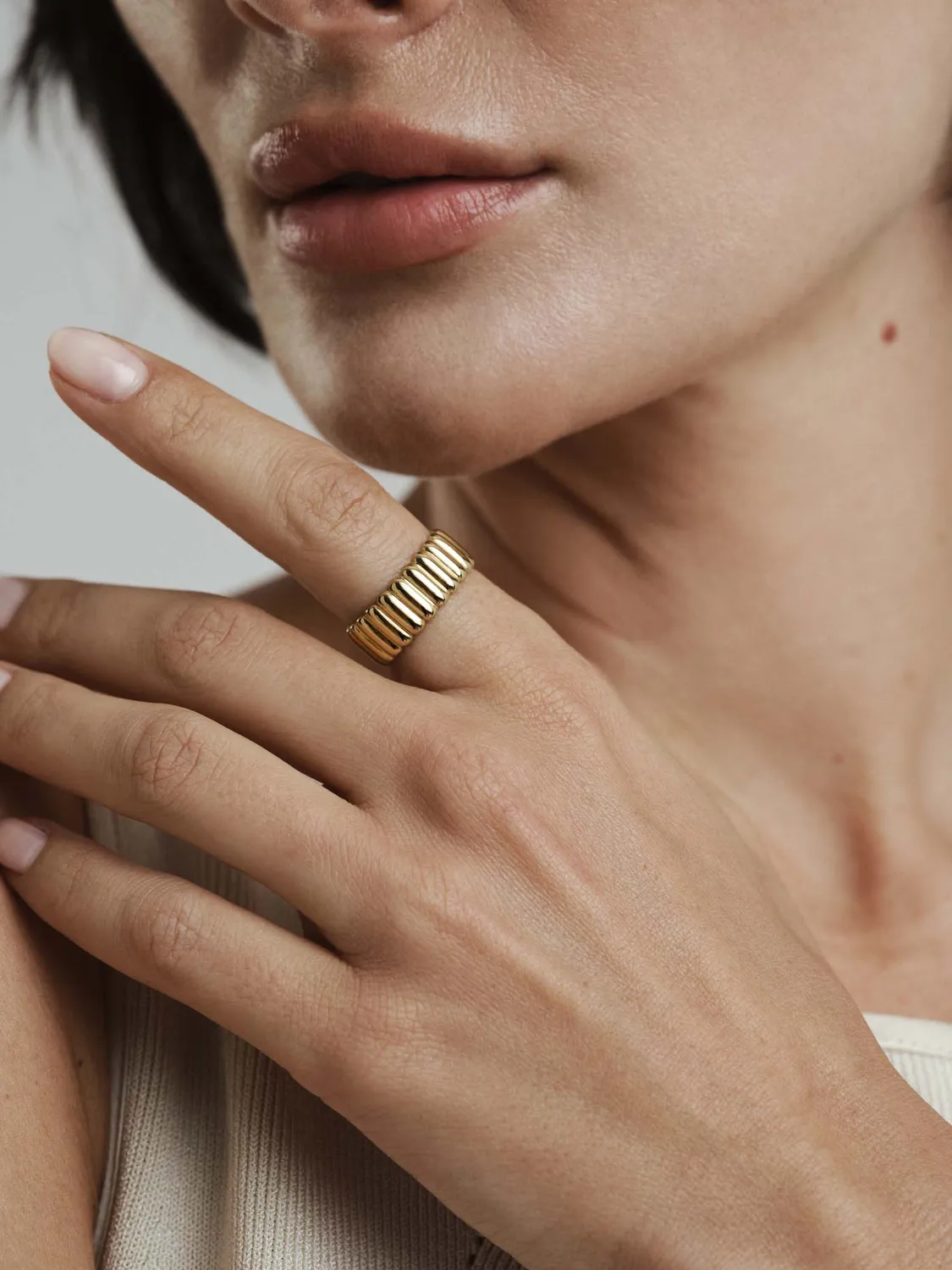 Mockberg Chic Ribbed ring gull riflet 18K