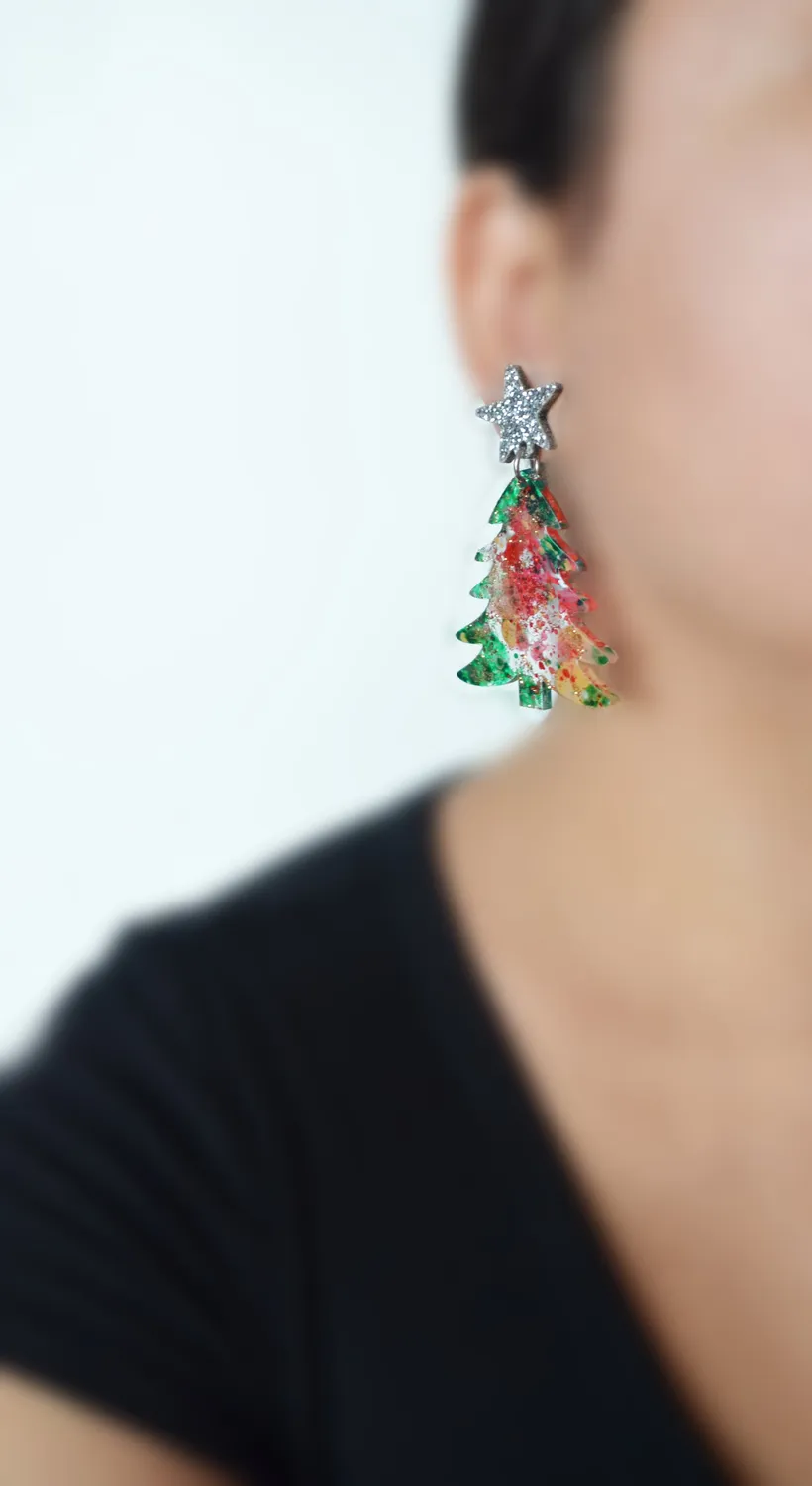 BooandBooFactory Holiday Tree øredobber rød grønn akryl