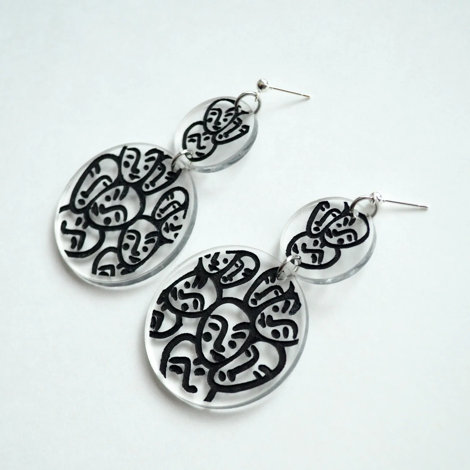 BooandBooFactory Circle Dangle Faces øredobber gull akryl