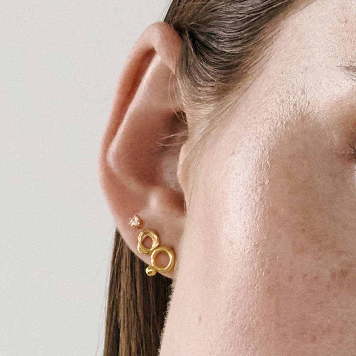 Enamel Clara studs forgylt zirkon 3 mm