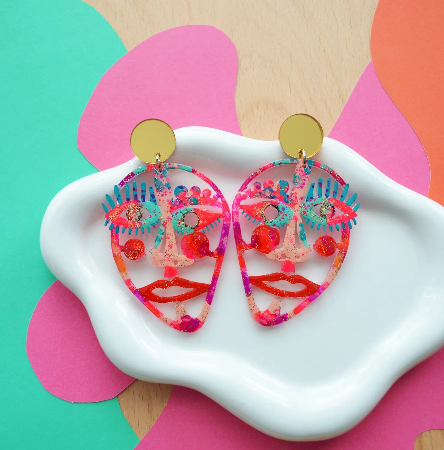 BooandBooFactory Gold Hot Pink Face øredobber 1 par abstrakt