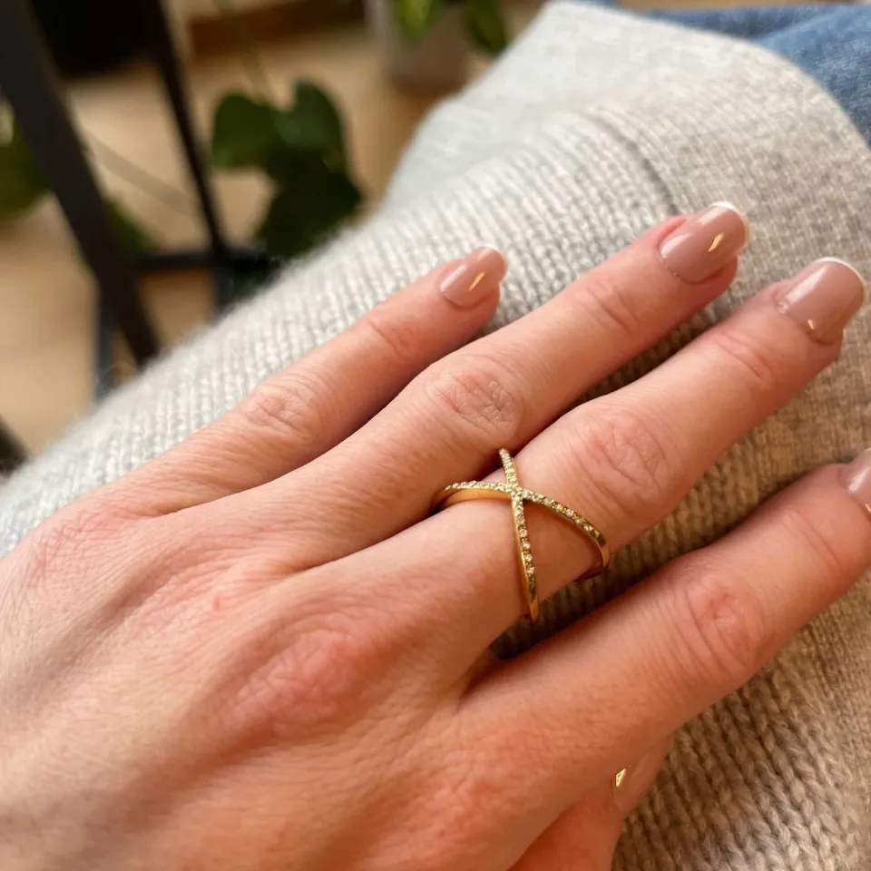 Mea Nani Aura Cross gullring med zirkonia