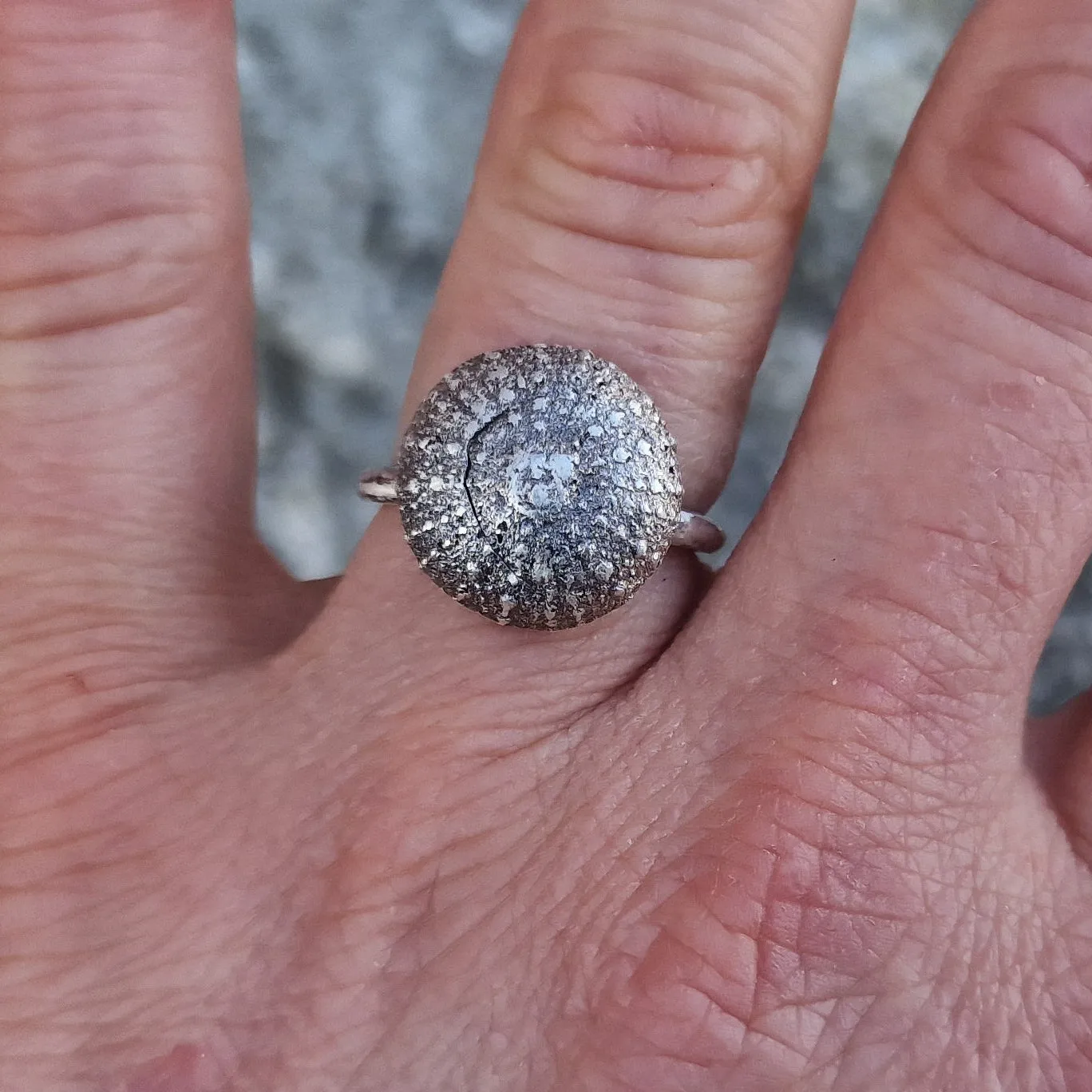 Kunstnerbonden Kråkebolle ring sølv resirkulert