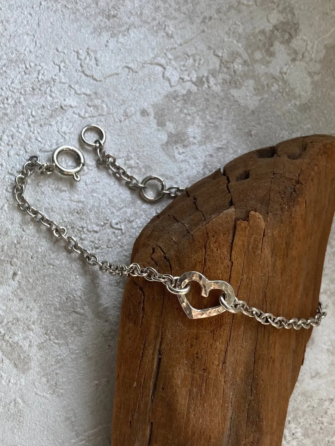 Sivia Smykkedesign Åpent hjerte armbånd lite forgylt 15-19cm