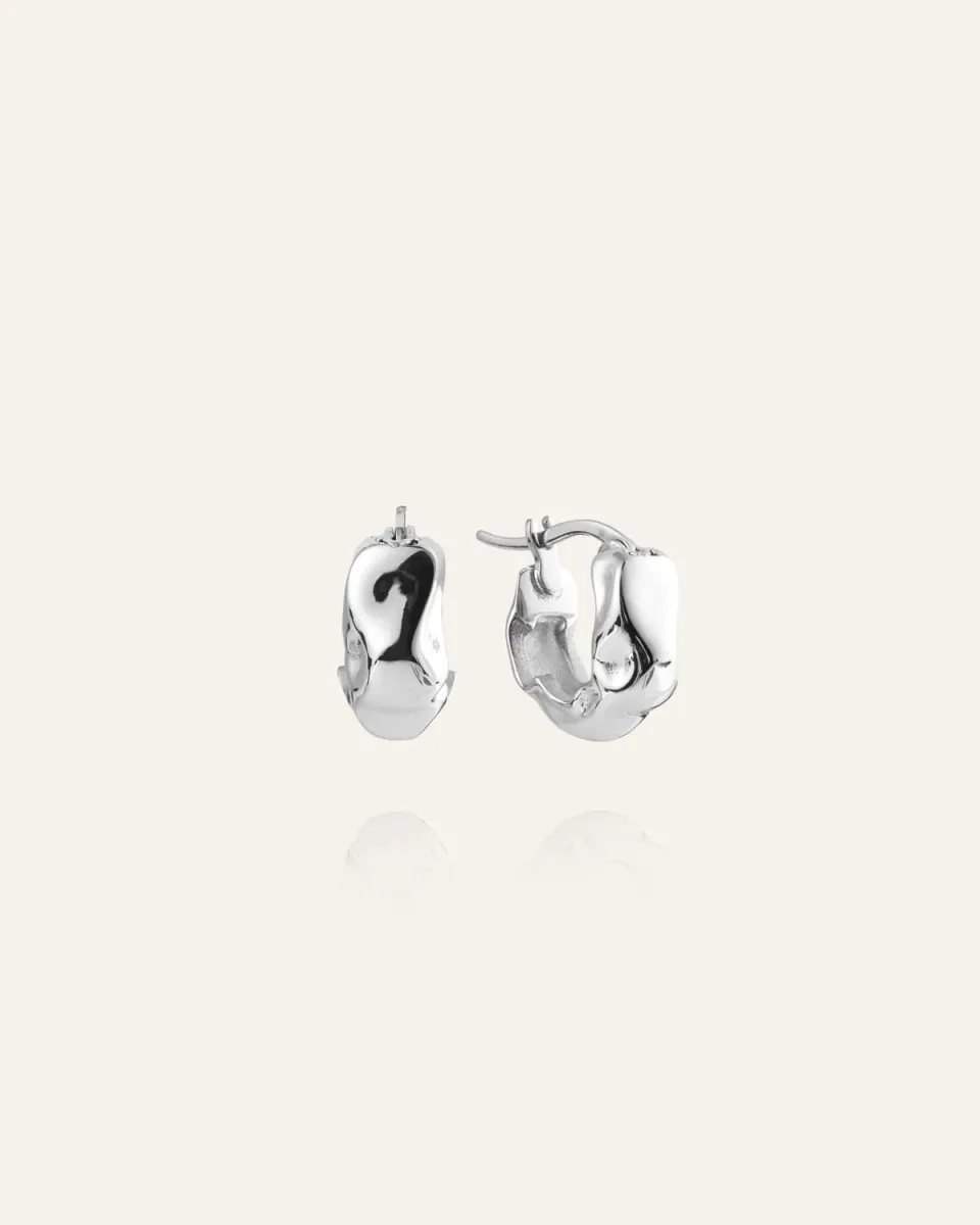 Mockberg Wavy Bolded Mini Hoops øredobber sølv 12 mm