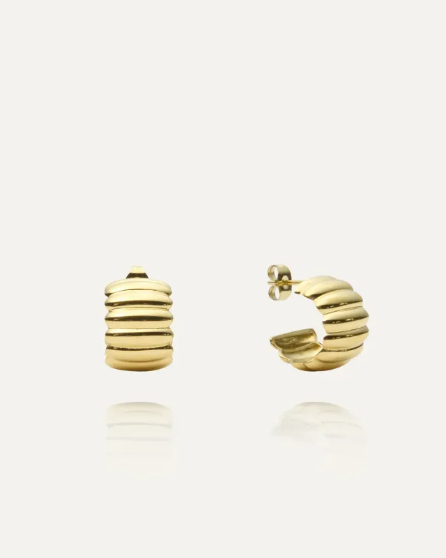 Mockberg Chic Ribbed øredobber gull 16,5 mm