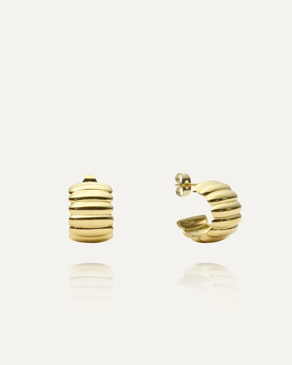 Mockberg Chic Ribbed øredobber gull 16,5 mm