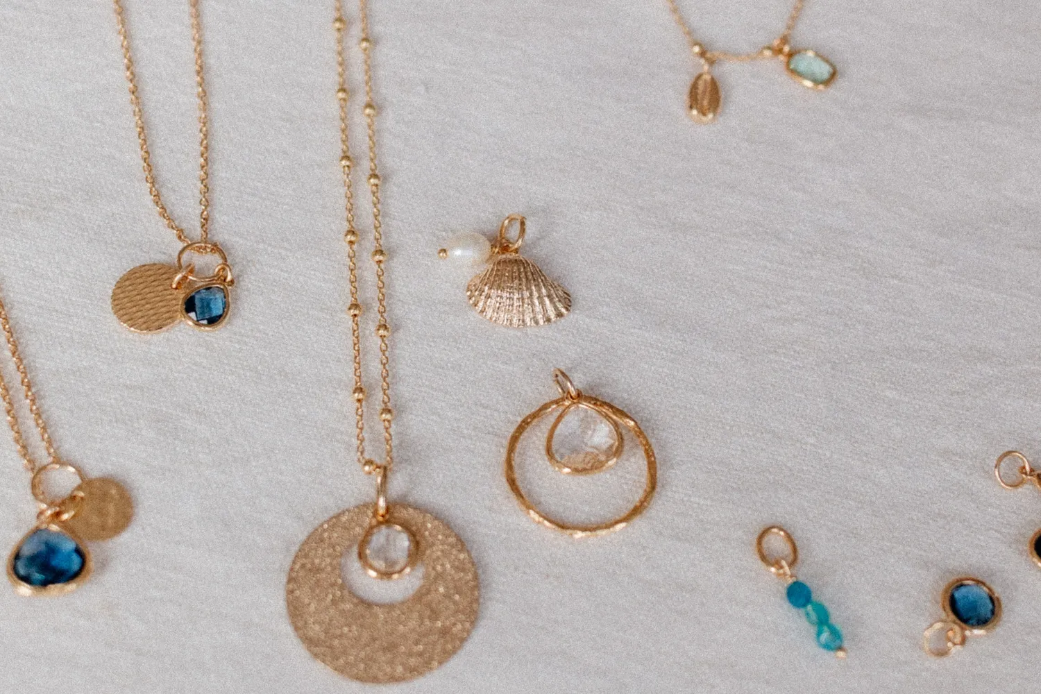 Eremis Coquillage charm gullbelagt skjell