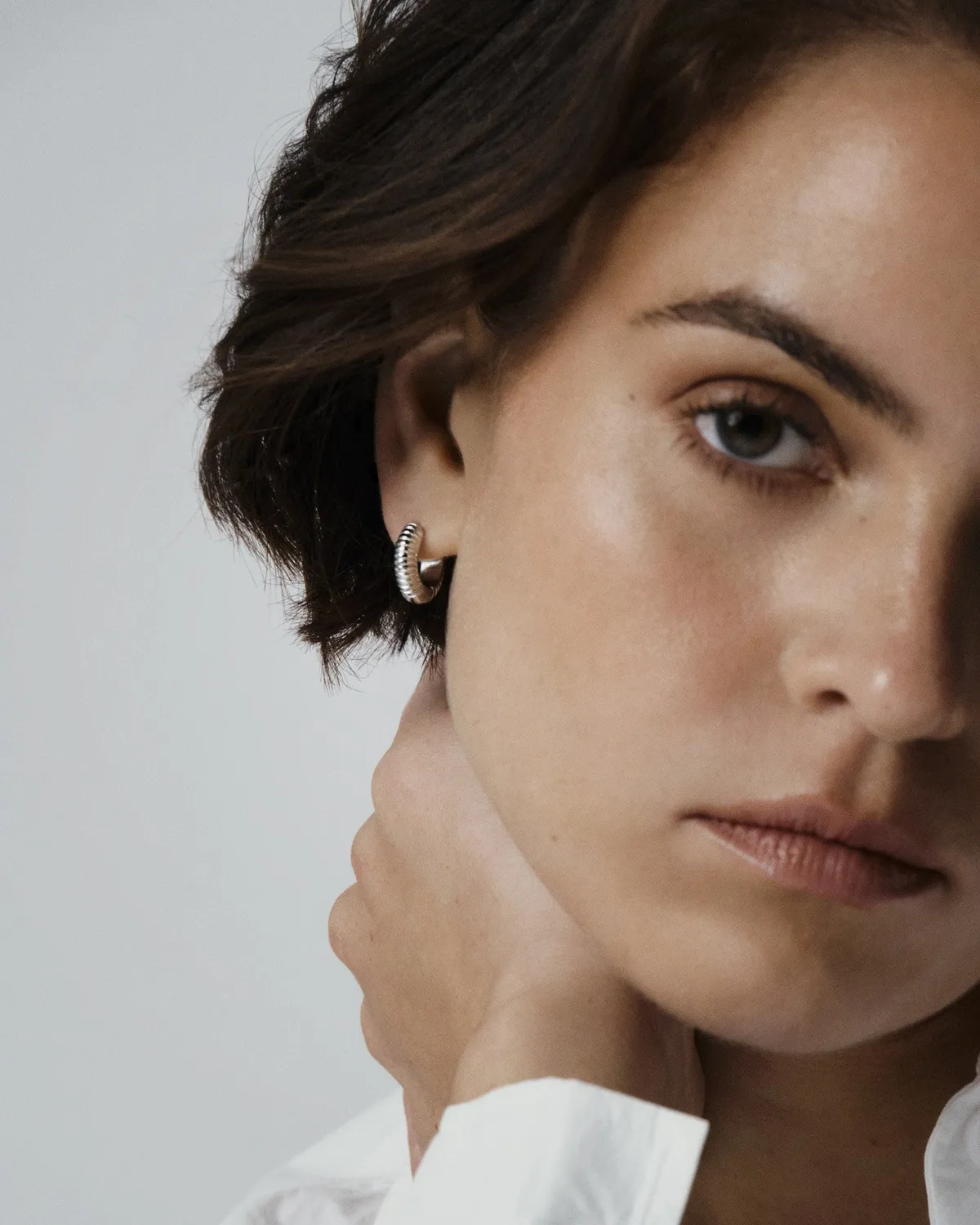 Mockberg Ribbed Hoops Medium øredobber sølv 16 mm vanntett