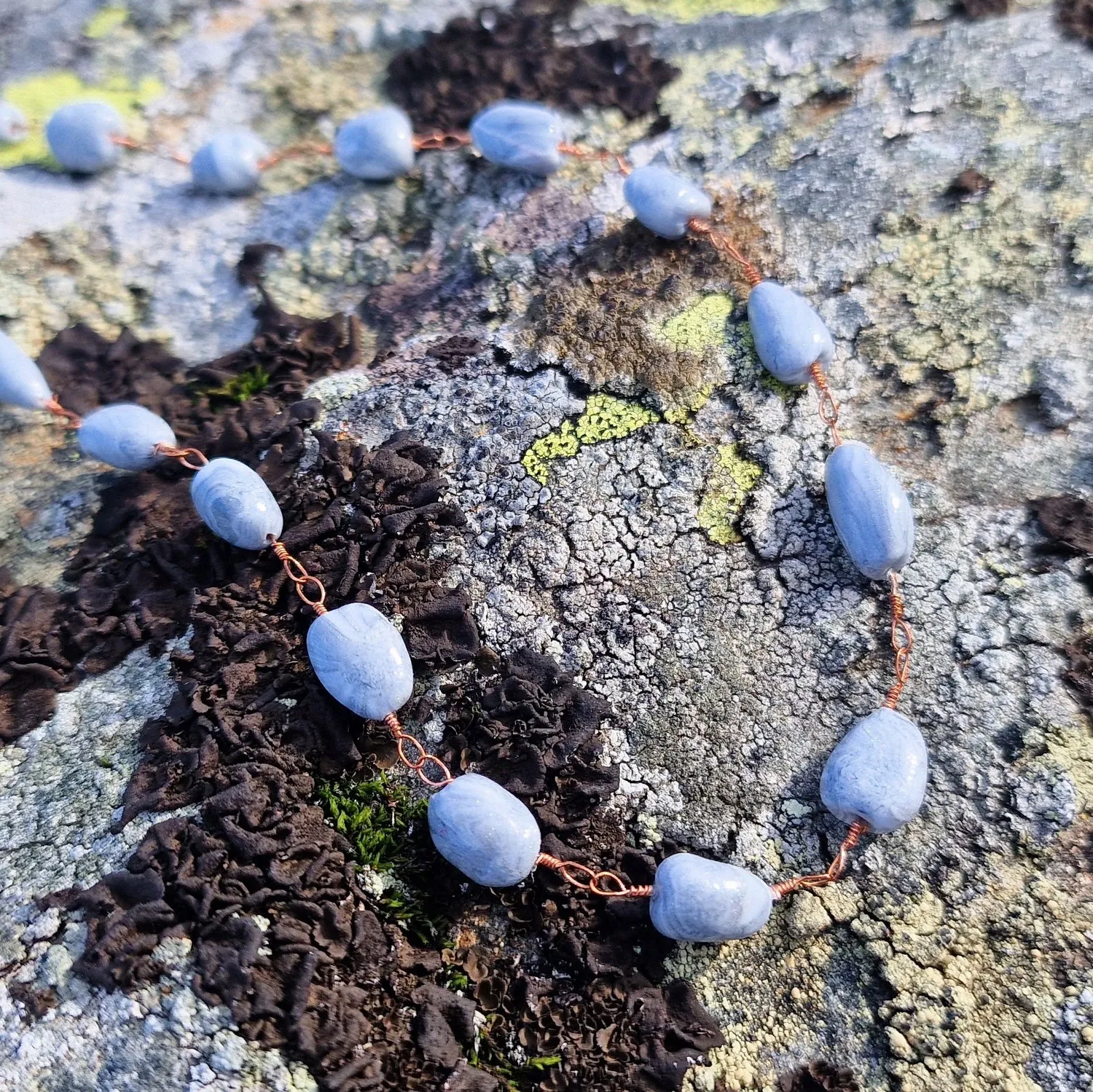 Kunstnerbonden Tinderangler halskjede grå perler