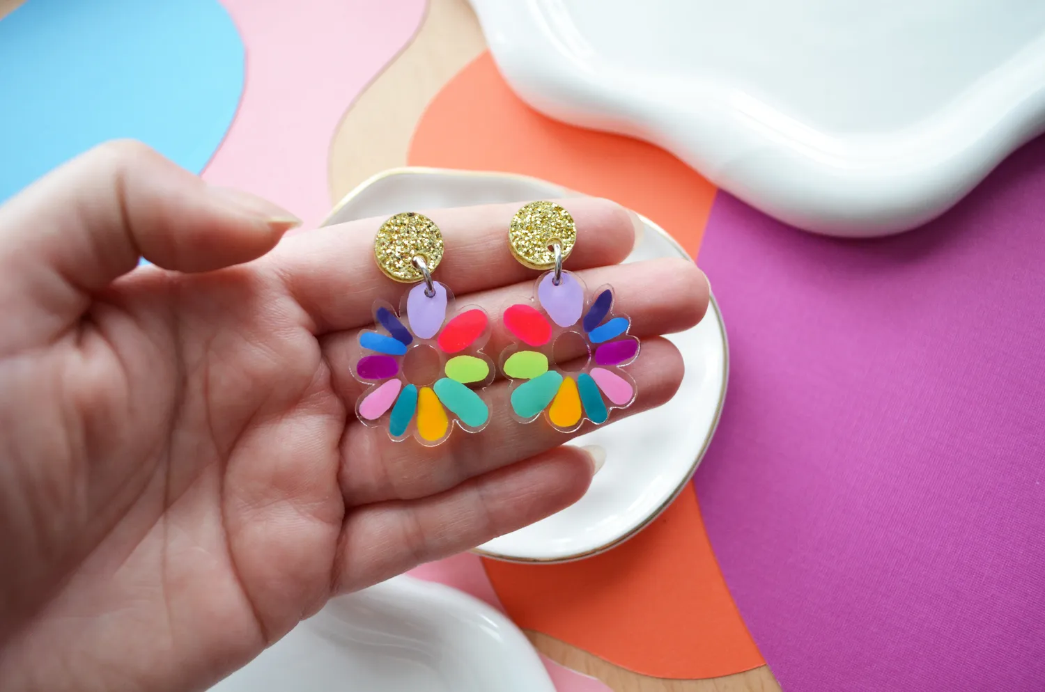 BooandBooFactory Neon Rainbow Resin Flower Dangle øredobber