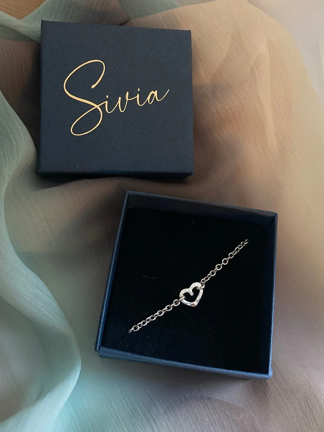 Sivia Smykkedesign Åpent hjerte armbånd lite forgylt 15-19cm