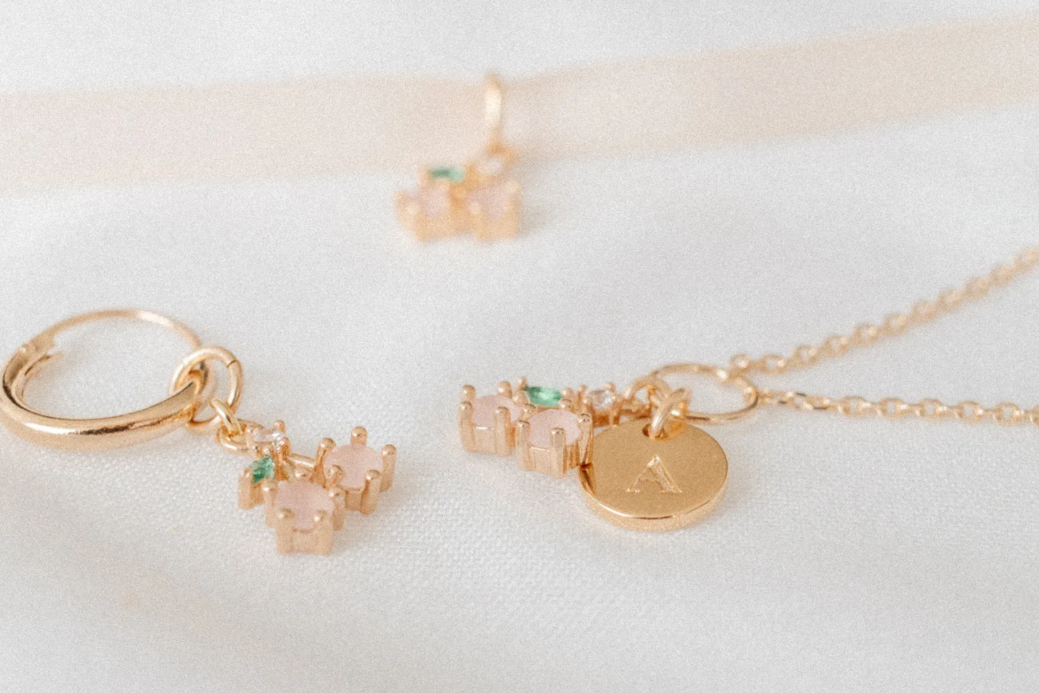 Eremis Cerise charm 18k gull anheng