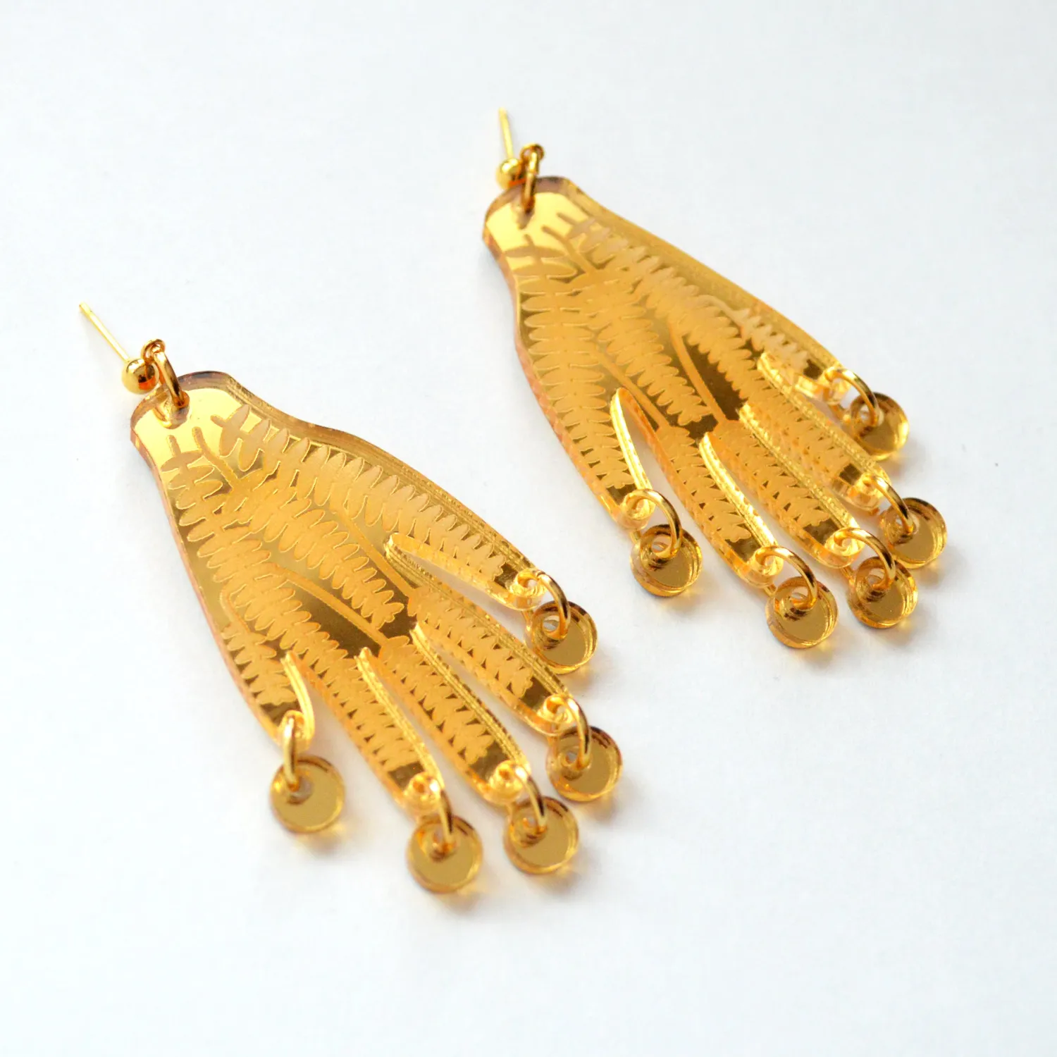 BooandBooFactory Gold Hands with Engraved Flower Vines øredobber gull