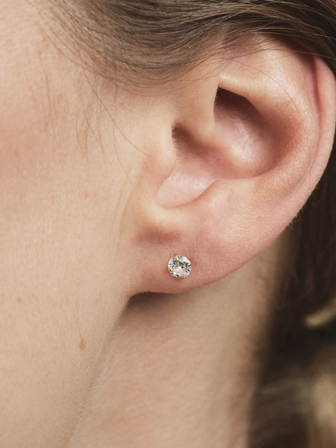 Mockberg Jolie White Medium Studs øredobber gull hvit