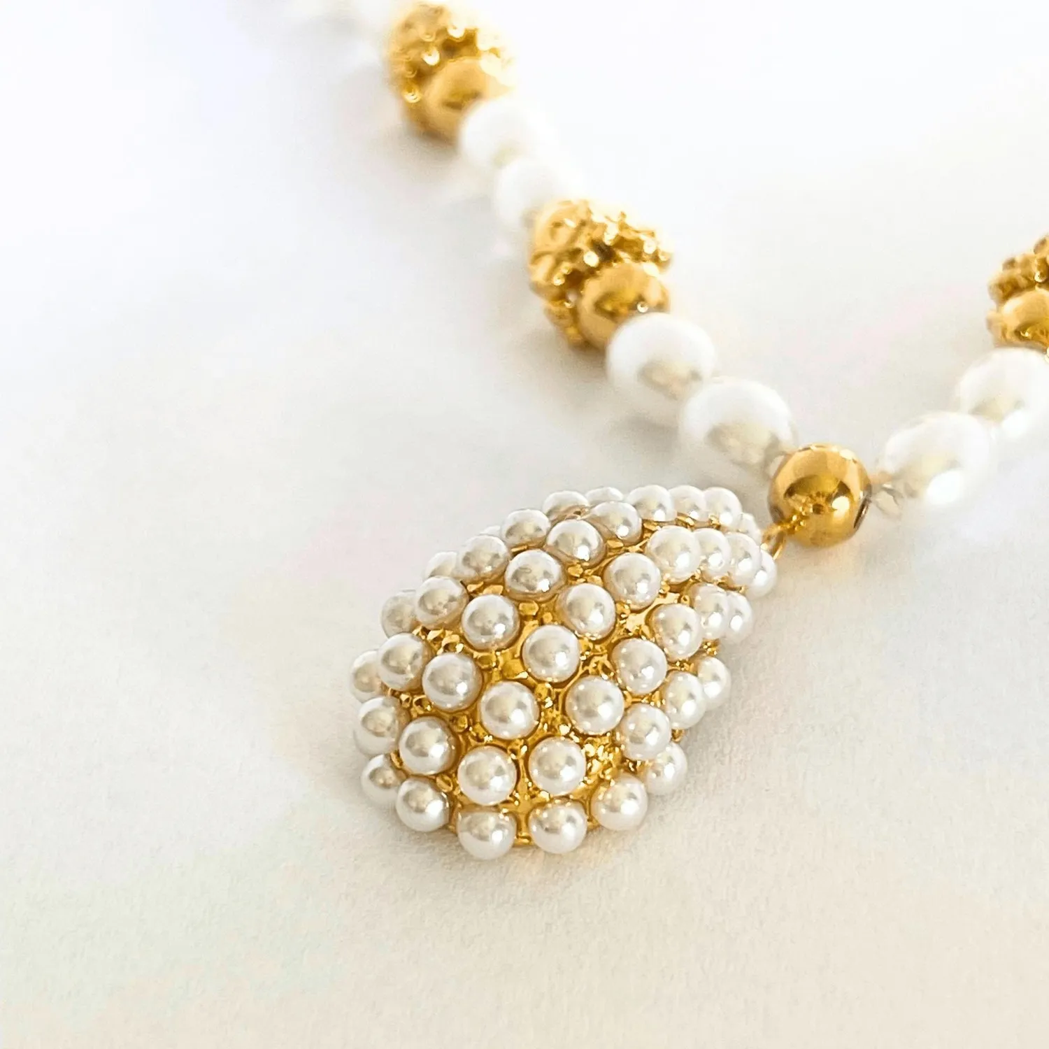 Mea Nani Golden Pearl Drop halskjede 18K perle boho