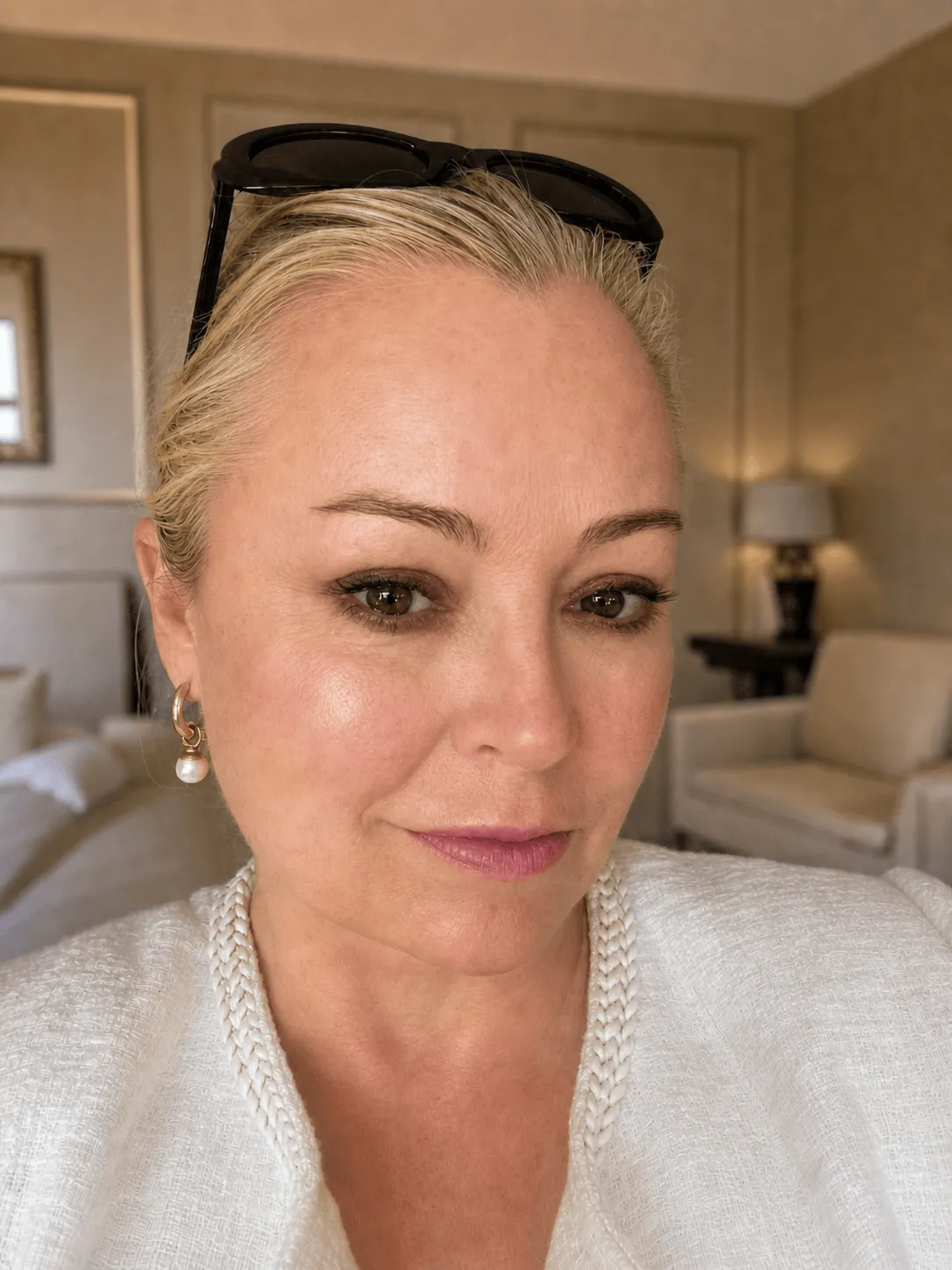 Mea Nani Amalie gullhoops med perle og rhinestones
