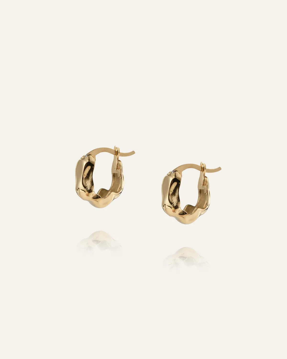 Mockberg Wavy Bolded Mini Hoops øredobber gull 12 mm