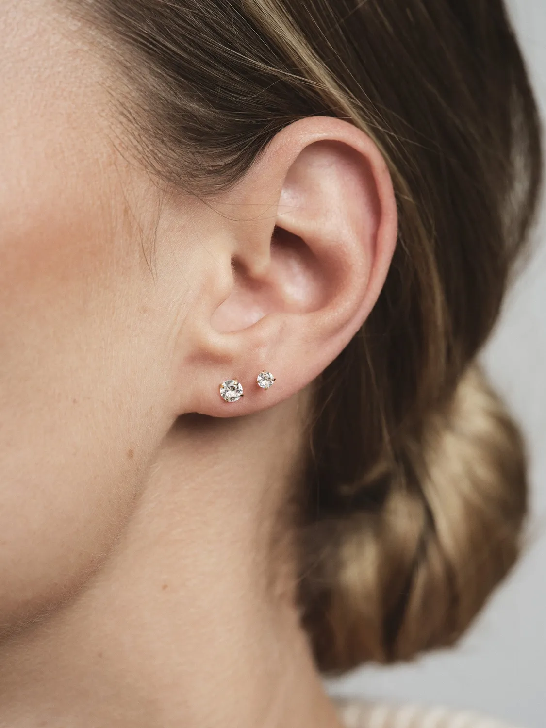 Mockberg Jolie White Medium Studs øredobber gull hvit