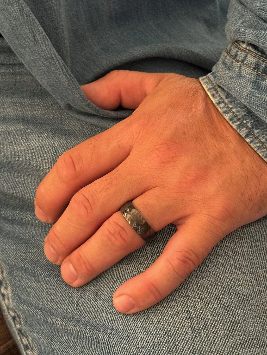Mea Nani tungsten ring 8 mm grå ripebestandig