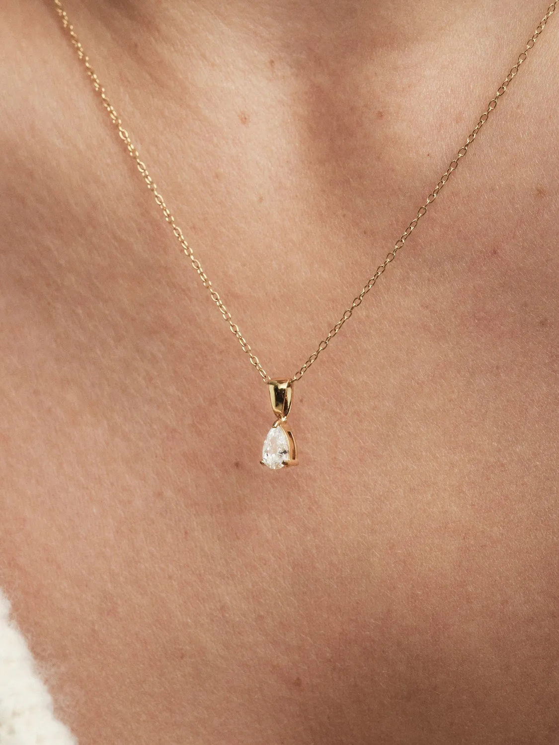 Mockberg Belle White halskjede gull 500 mm zirkonia