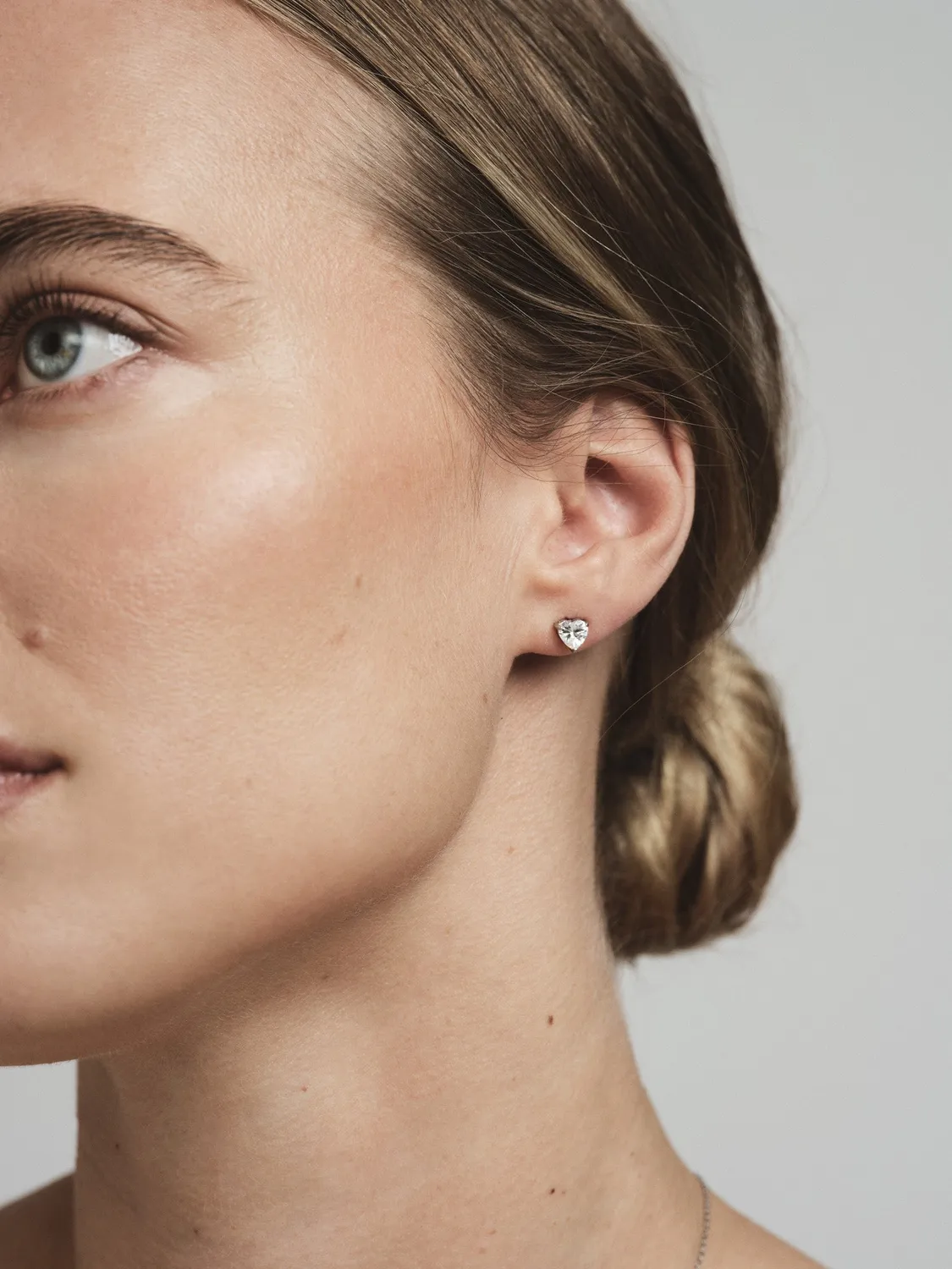 Mockberg Bonne White Studs øreringer sølv hjerte