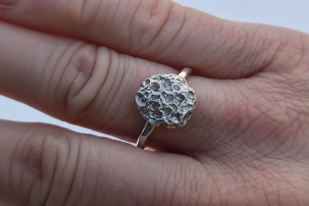Kunstnerbonden Korall sølvring hamret 2 mm