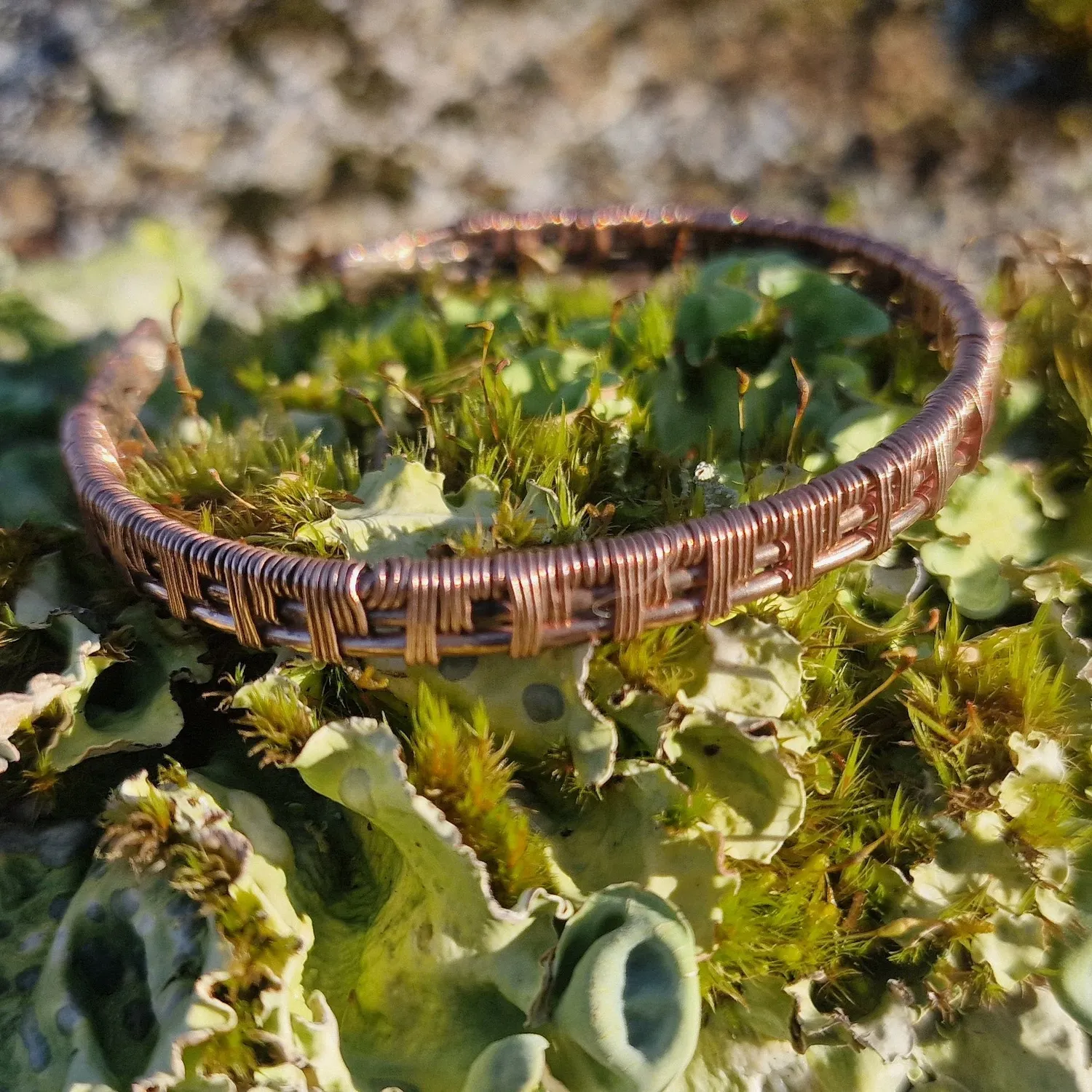 Kunstnerbonden Vevet armring kobber håndflettet