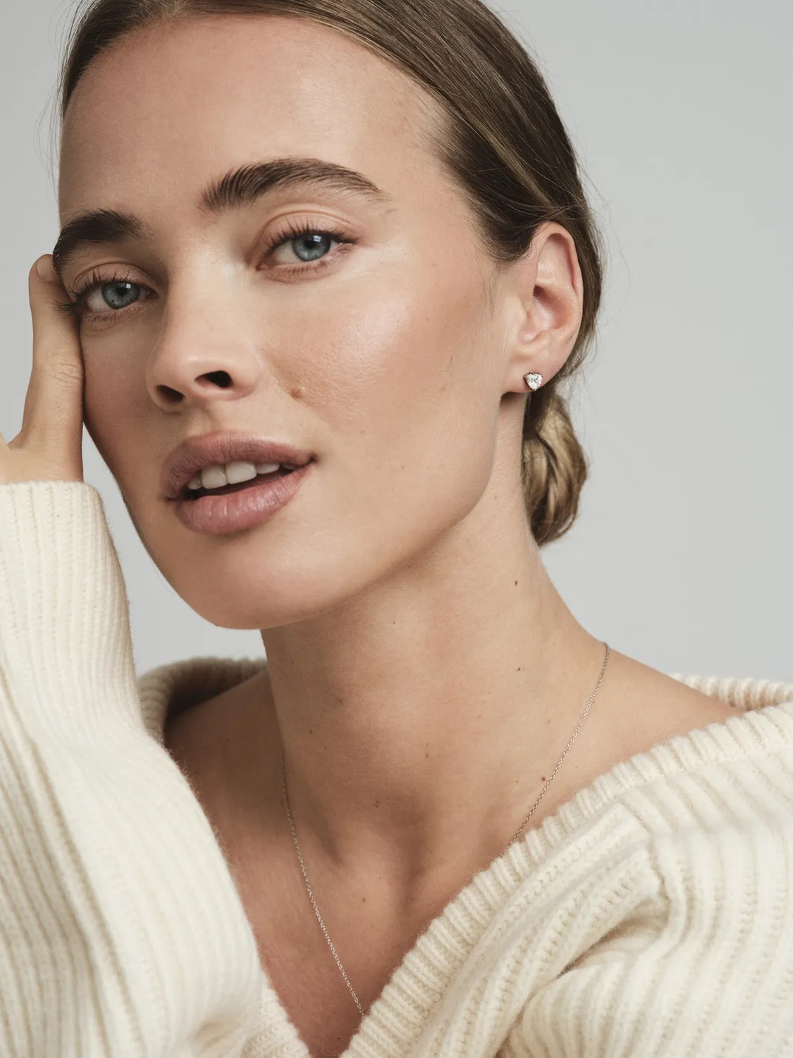 Mockberg Bonne White Studs øreringer sølv hjerte