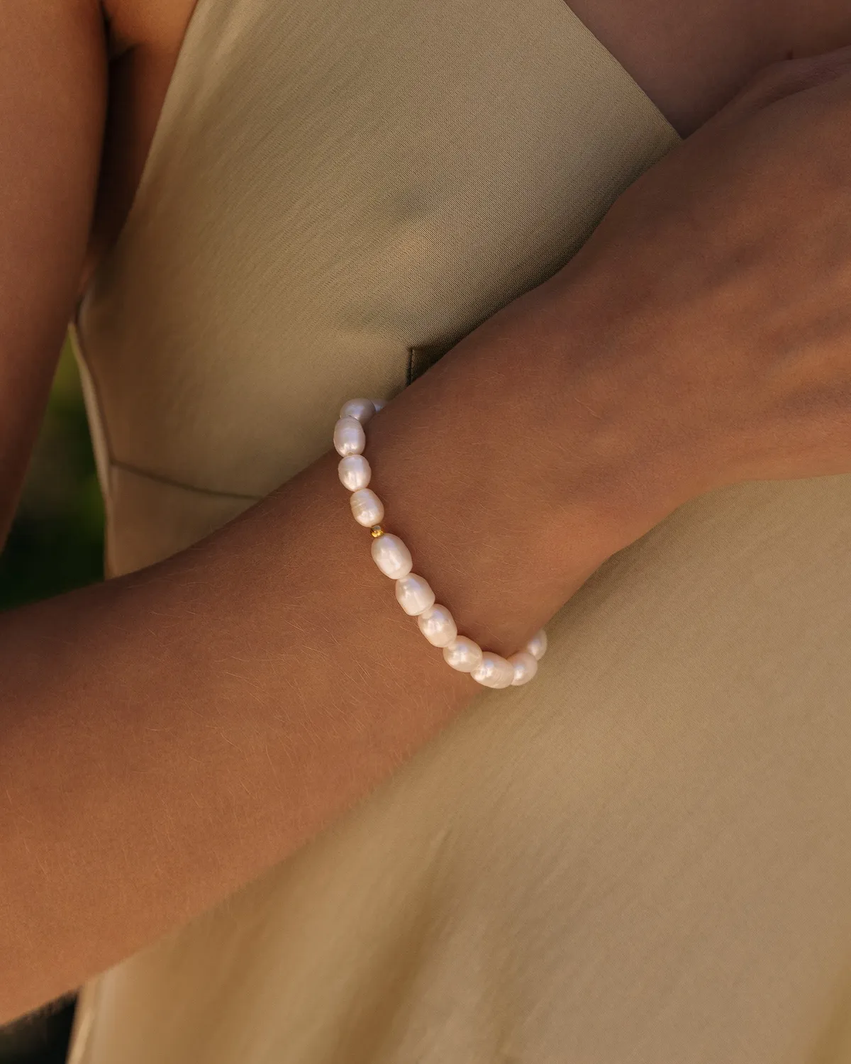 Mockberg Aura Pearl armbånd gull small 150 mm perler