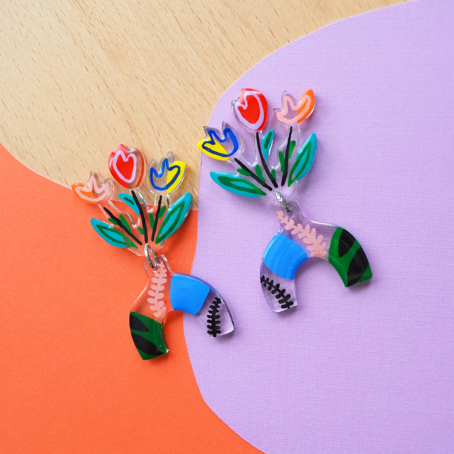 BooandBooFactory Abstract Art Vase with Colorful Tulips øredobber