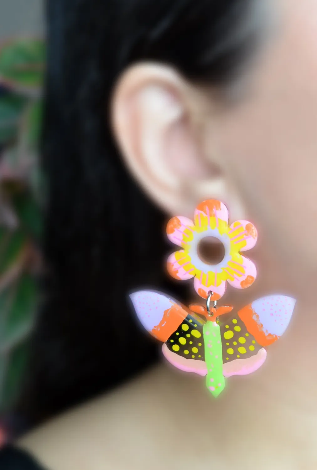 BooandBooFactory Mod Butterfly akryl øredobber rosa gul