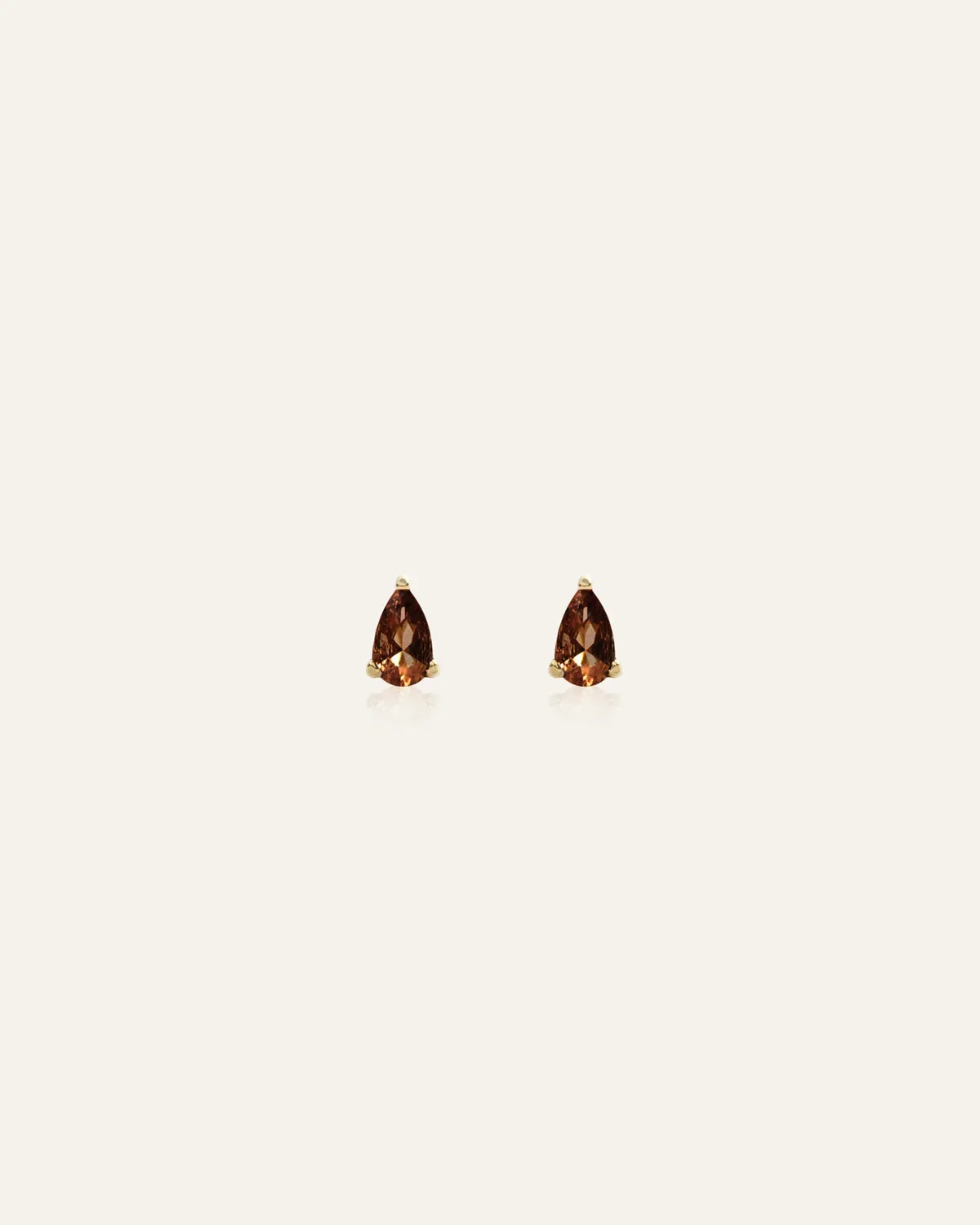 Mockberg Belle Pear Studs øredobber gull kaffe 5x3 mm