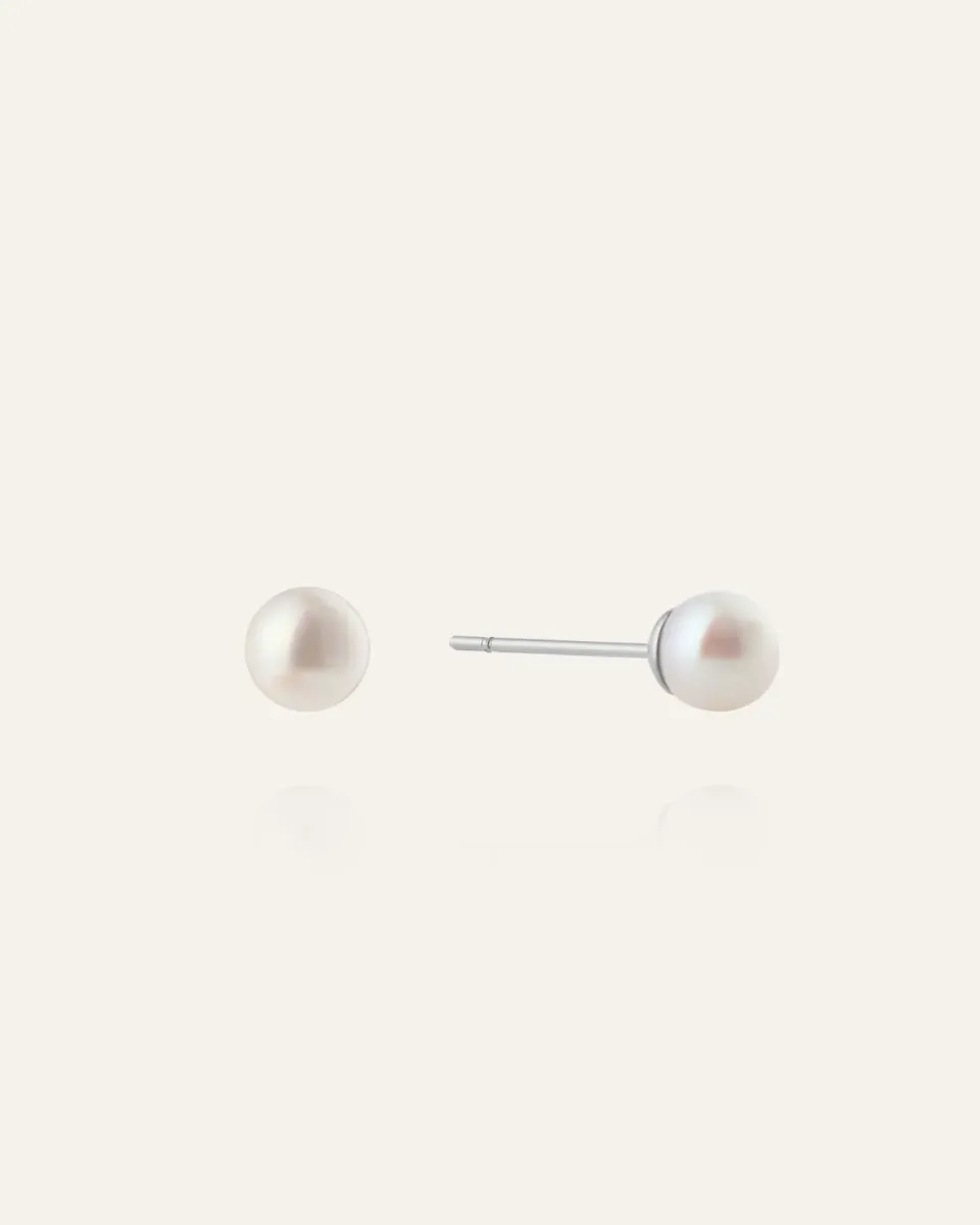 Mockberg Pearl Studs Medium øredobber sølv 5 mm ferskvannsperle