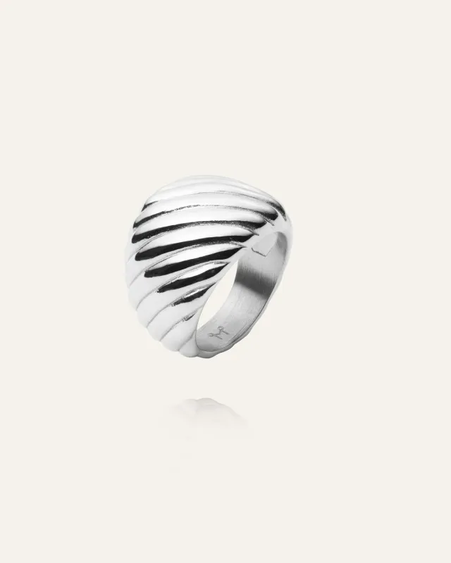 Mockberg Allure Curved Ribbed ring 50 sølv bølget