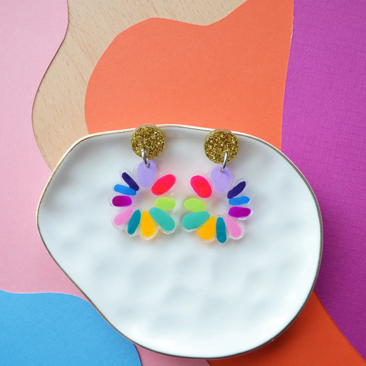 BooandBooFactory Neon Rainbow Resin Flower Dangle øredobber