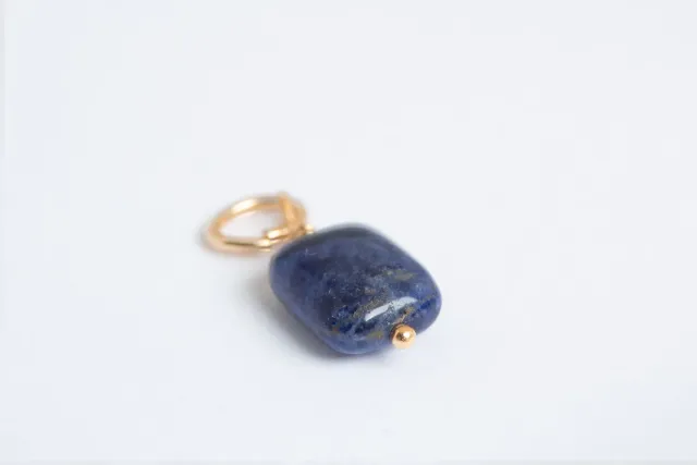 Eremis Charm anheng lapis lazuli 18k gull