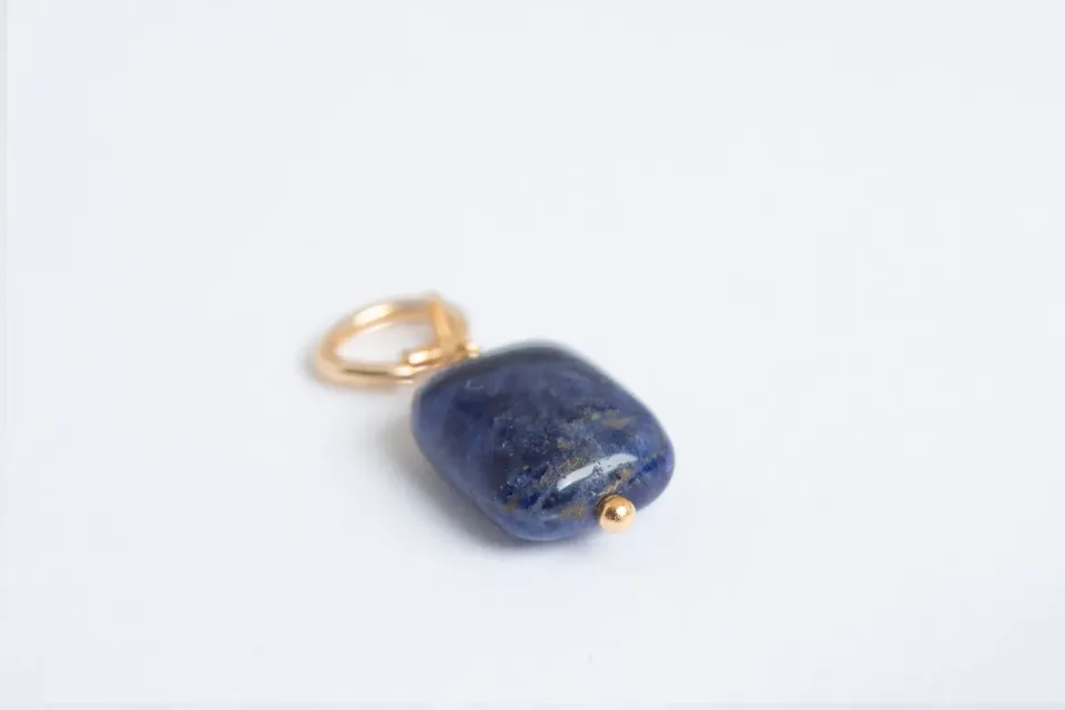 Eremis Charm anheng lapis lazuli 18k gull